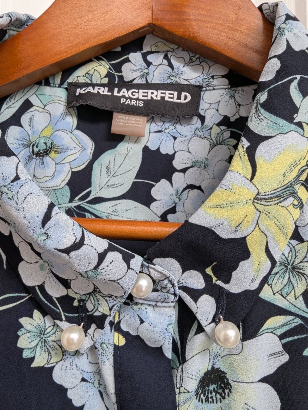 Karl Lagerfeld Paris Pearl Collar Floral Sleeveless Top - Blue Black - Large - Picture 3 of 6